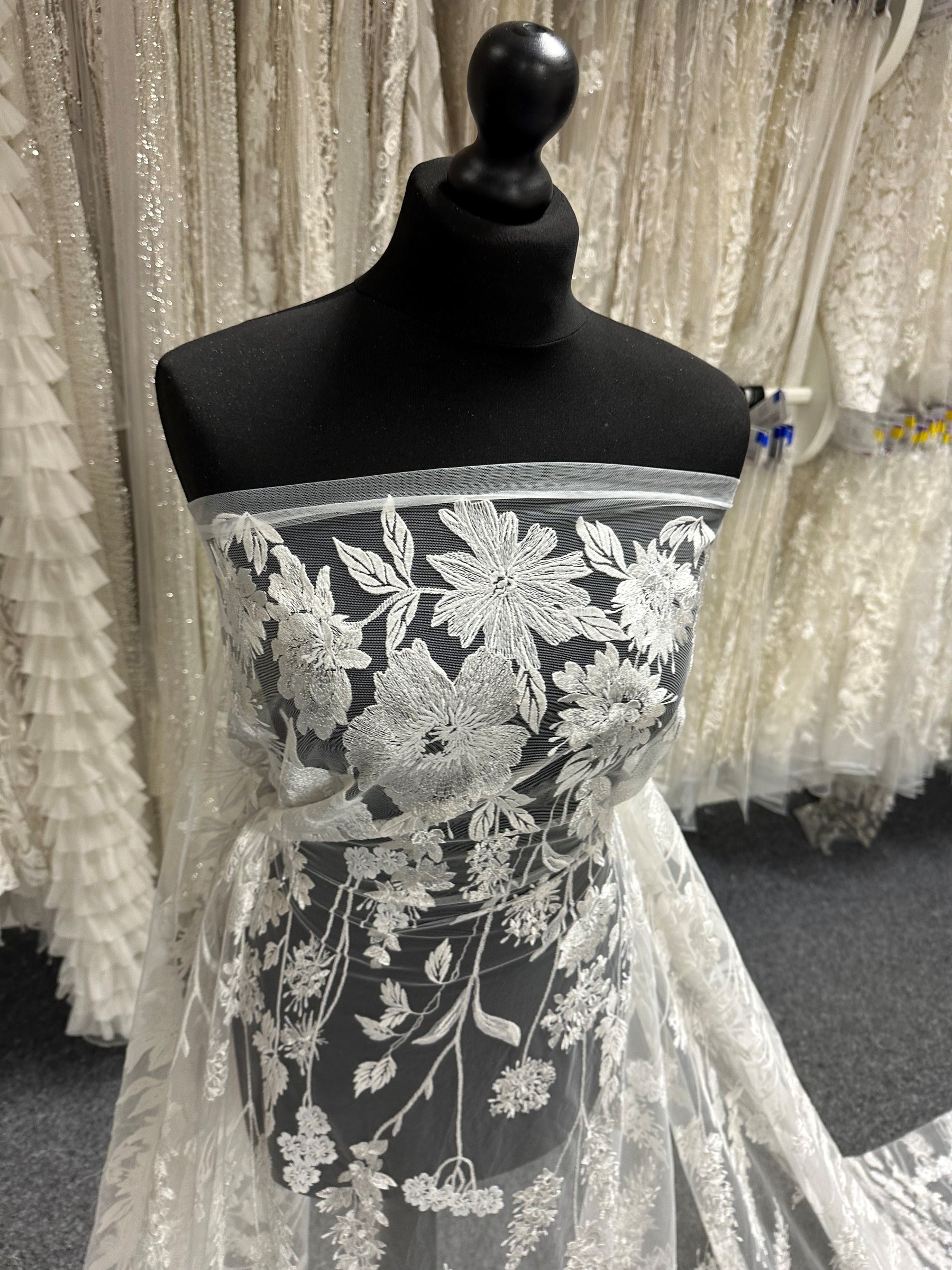 Elfenbeinfarbene bestickte Spitze - Genby