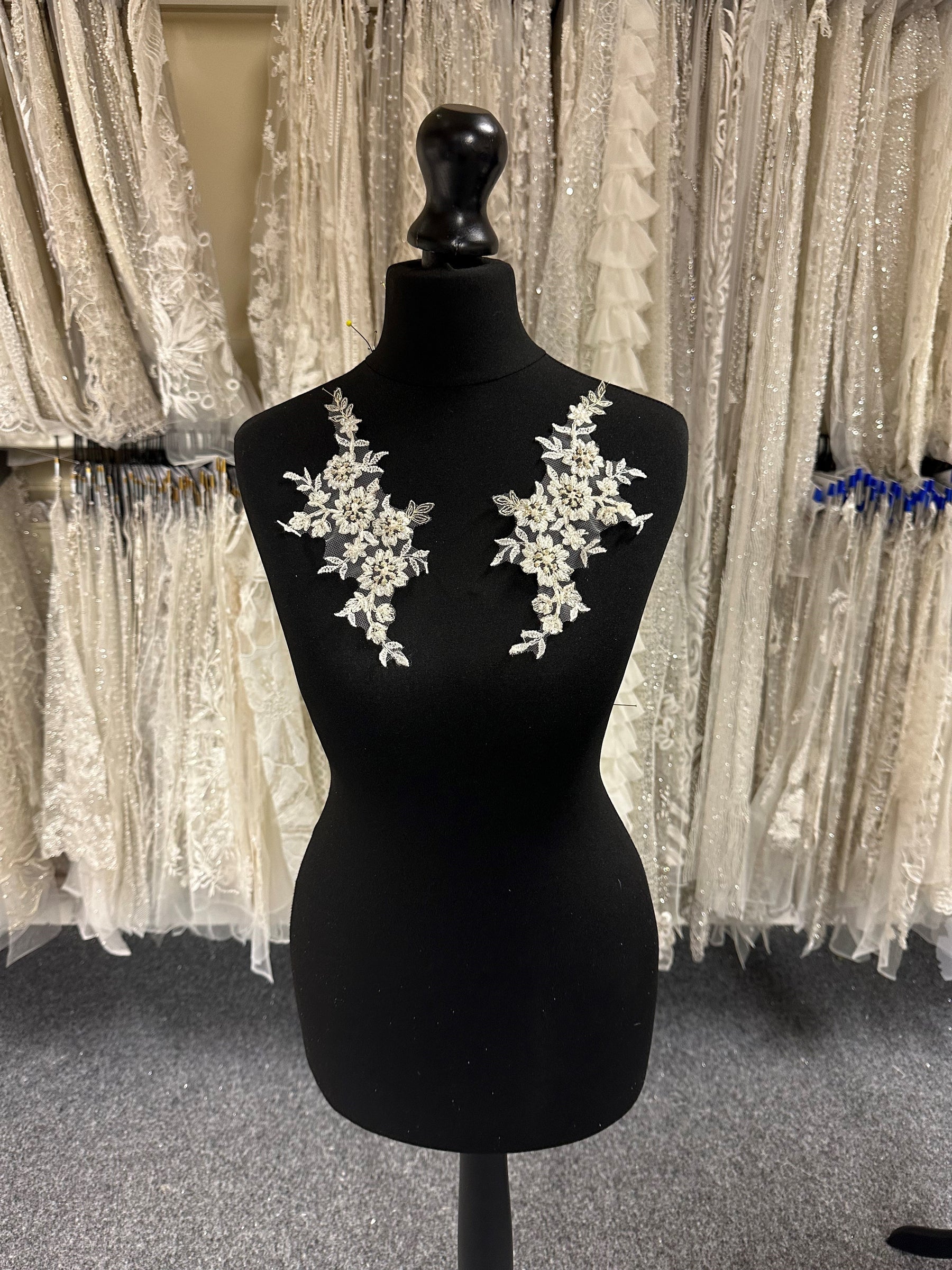 Elfenbeinfarbene Perlenspitzenapplikationen - Geräusch