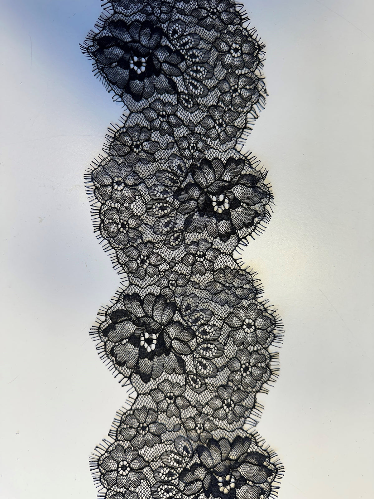 Schwarzer Öko-Chantilly-Spitzenbesatz – Devika