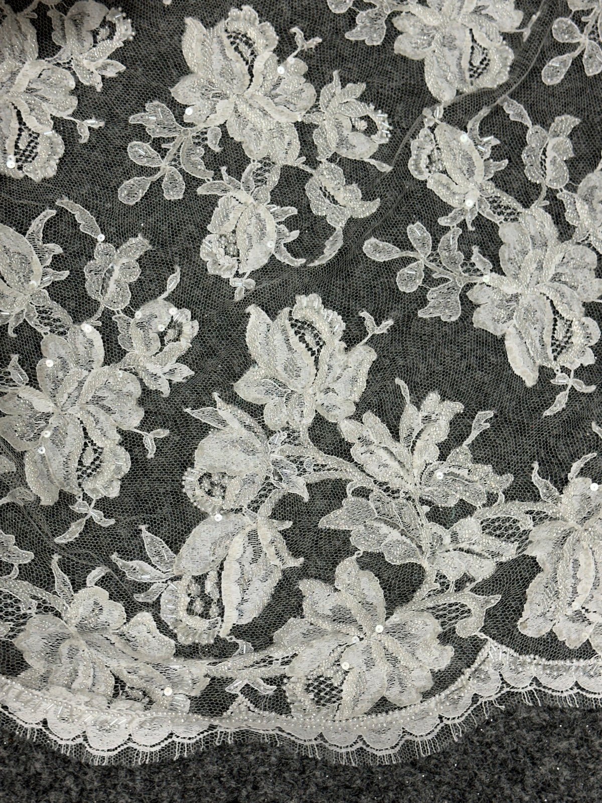 Elfenbeinfarbene verzierte Chantilly-Spitze - Henri