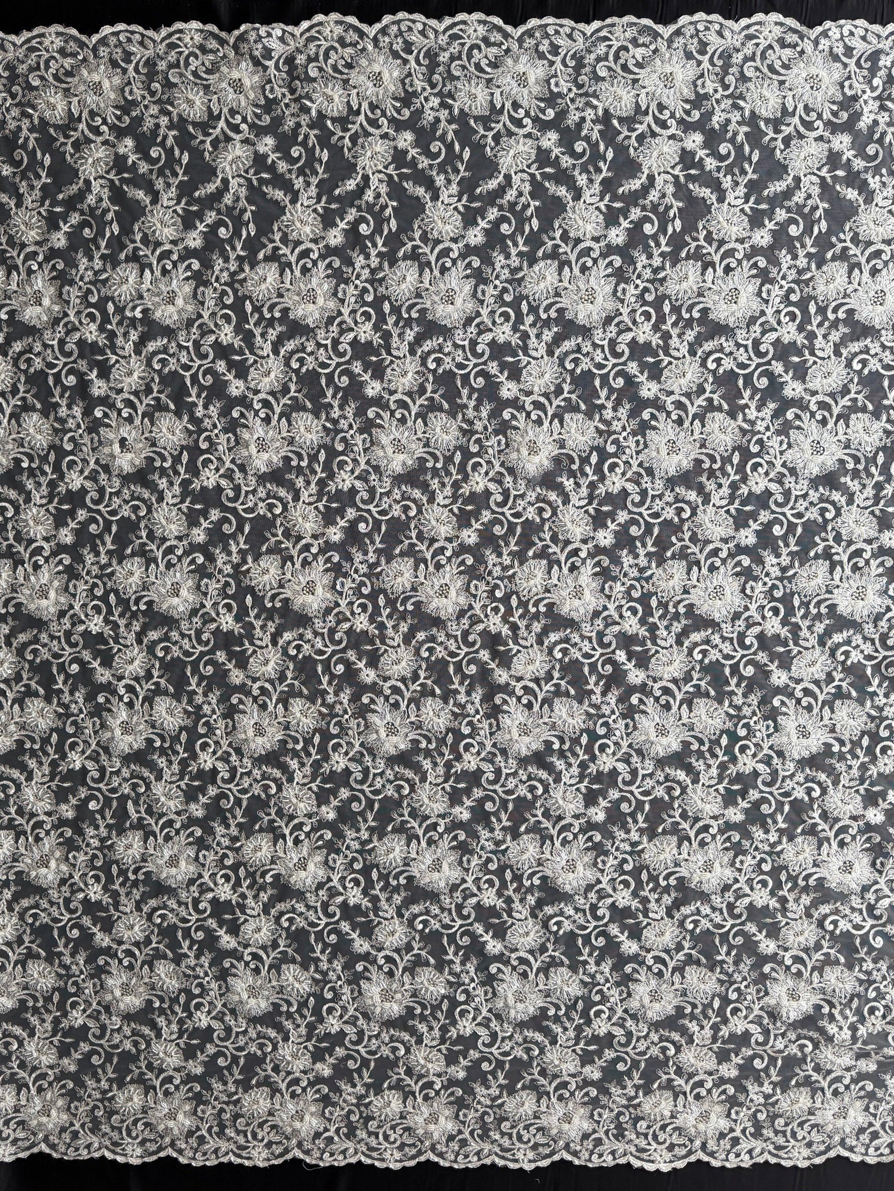 Elfenbeinfarbene Perlenstickerei-Spitze - P992