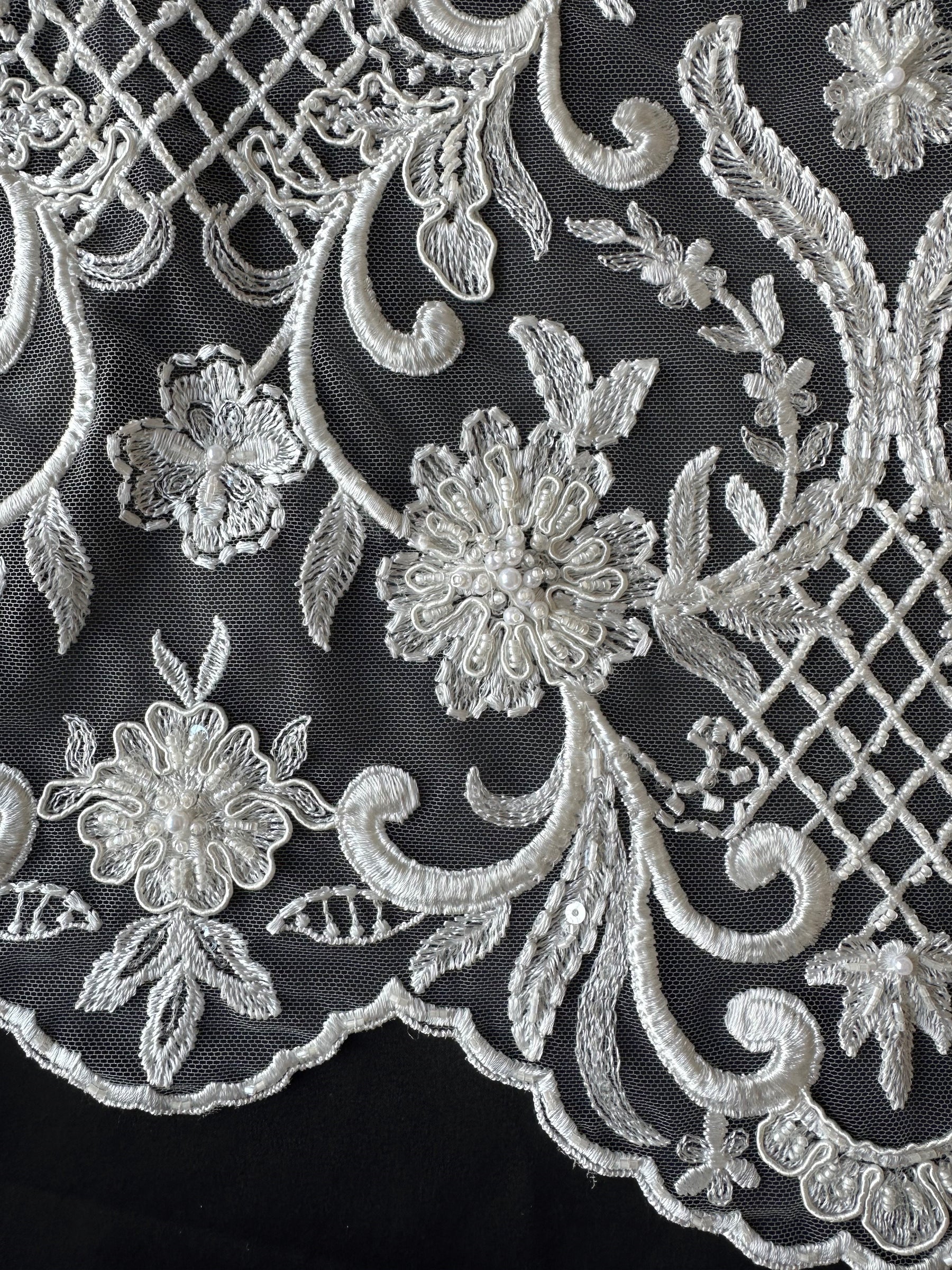 Elfenbeinfarbene, perlenbesetzte Gitterspitze - Zorb 