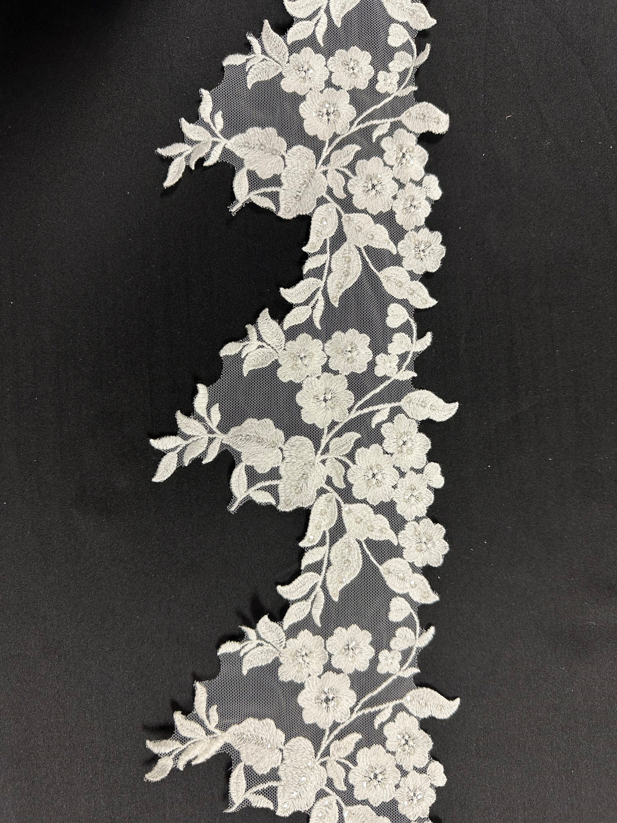 Elfenbeinfarbener Spitzenbesatz mit Pailletten – Giddy