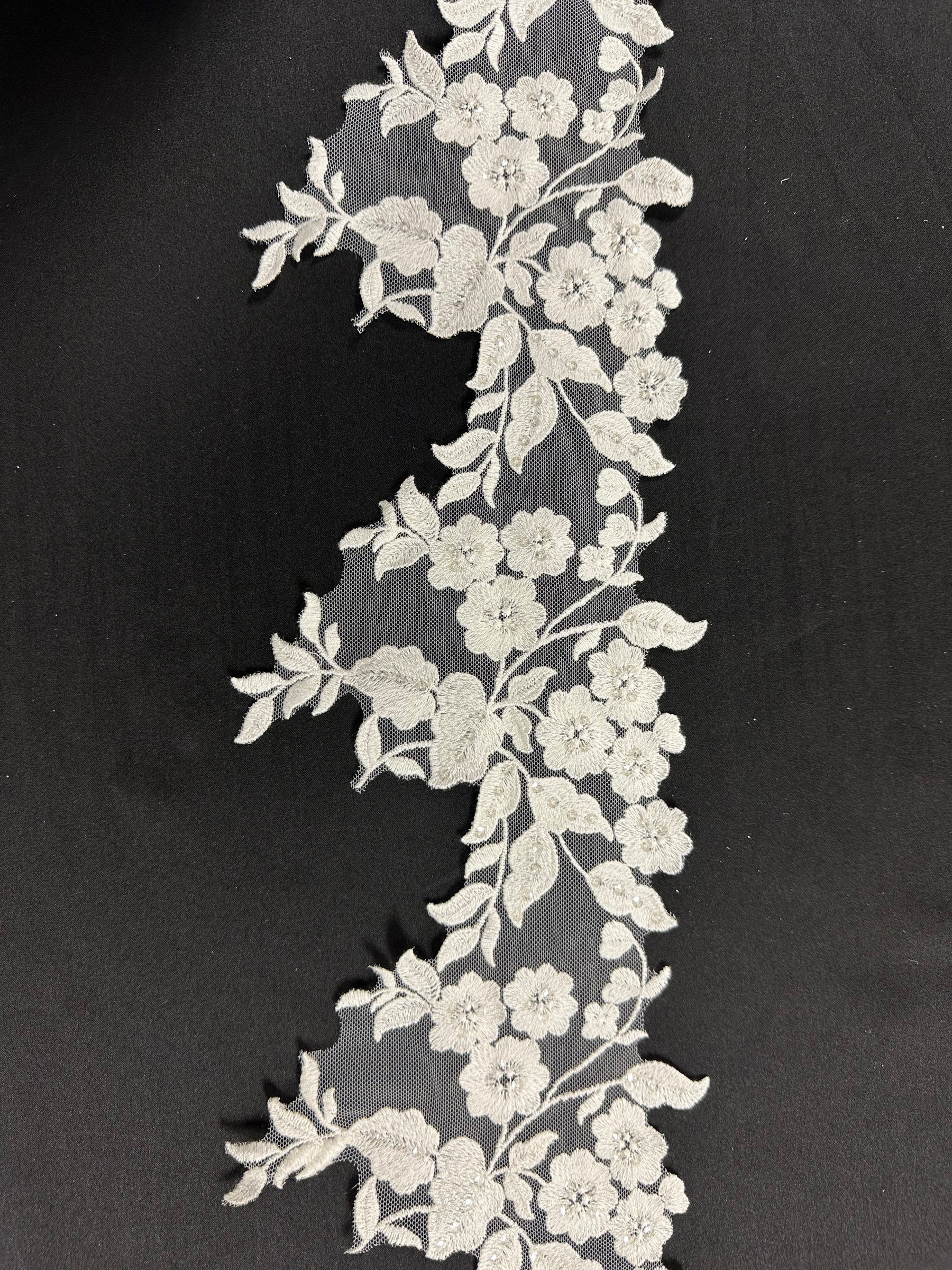 Elfenbeinfarbener Spitzenbesatz mit Pailletten – Giddy