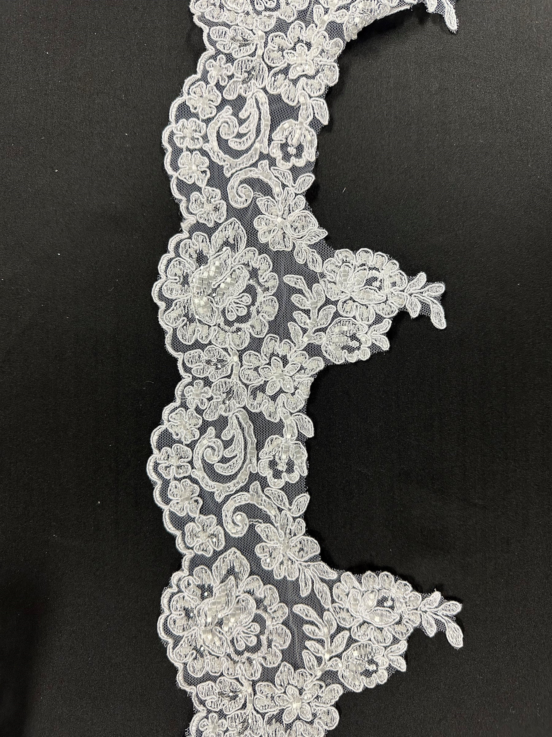 Weißer, perlen- und kordelbesetzter Spitzenbesatz - geräuschvoll