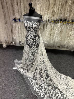 Elfenbeinfarbene bestickte Spitze - X579