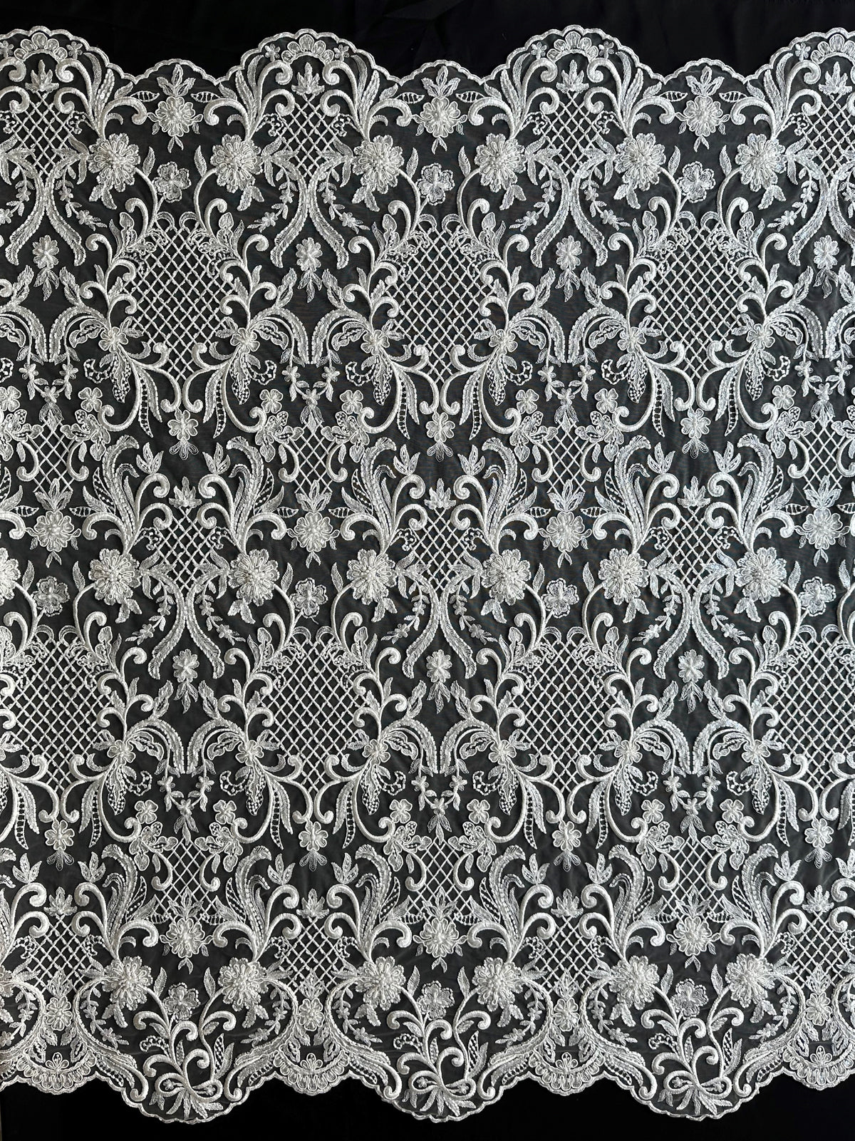 Elfenbeinfarbene, perlenbesetzte Gitterspitze - Zorb 