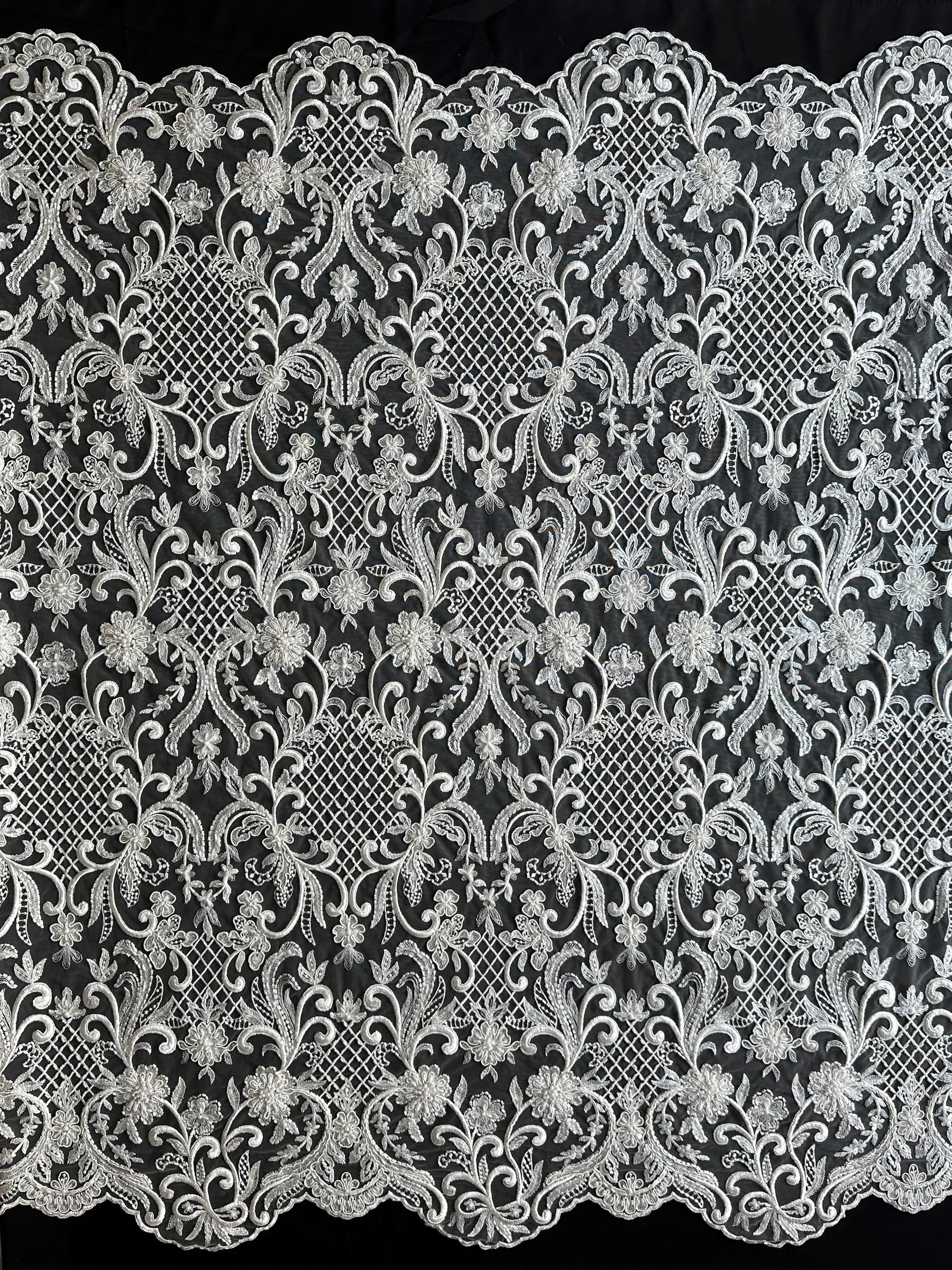 Elfenbeinfarbene, perlenbesetzte Gitterspitze - Zorb 