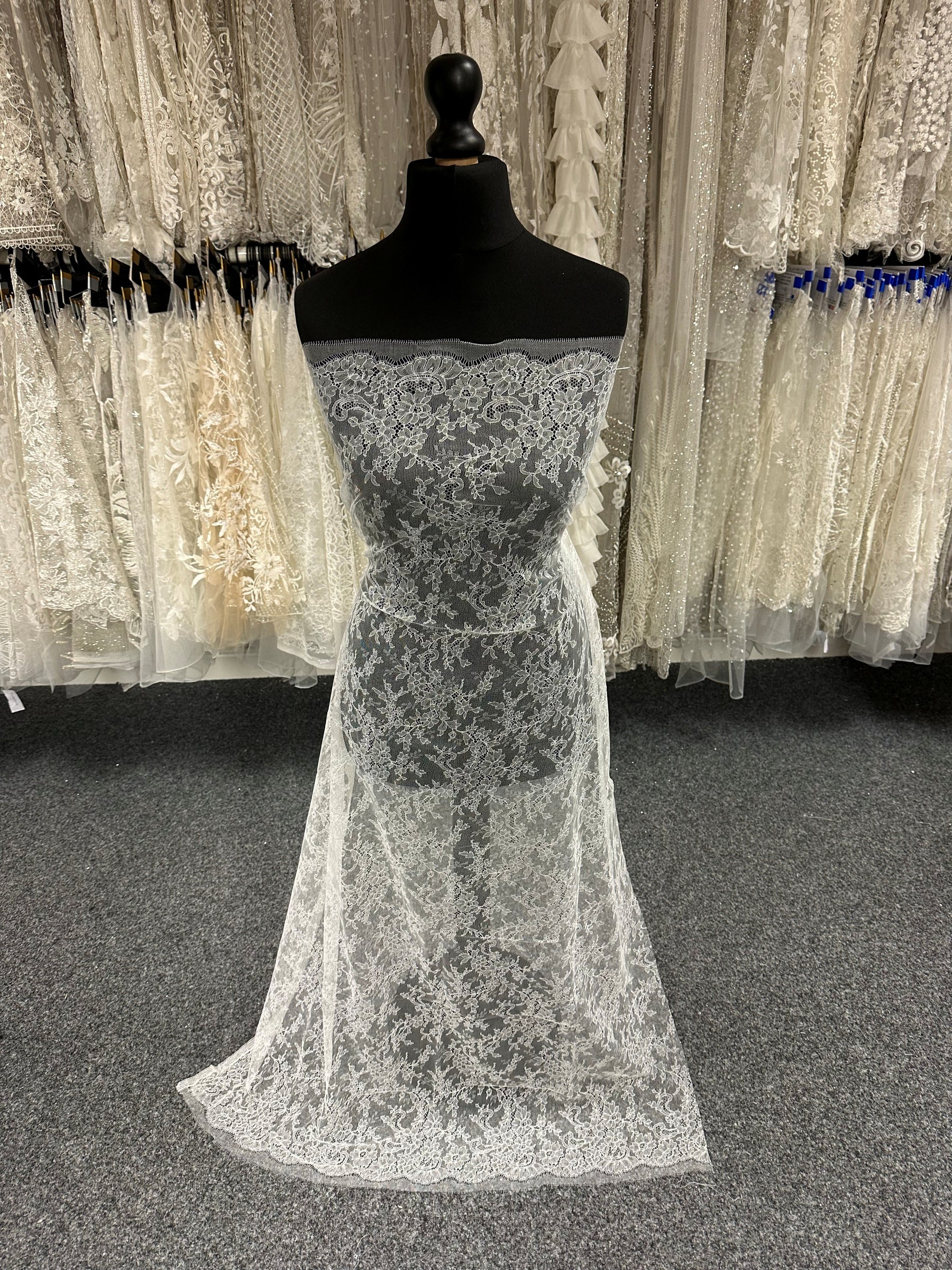 Elfenbeinfarbene Chantilly-Spitze – Diallo