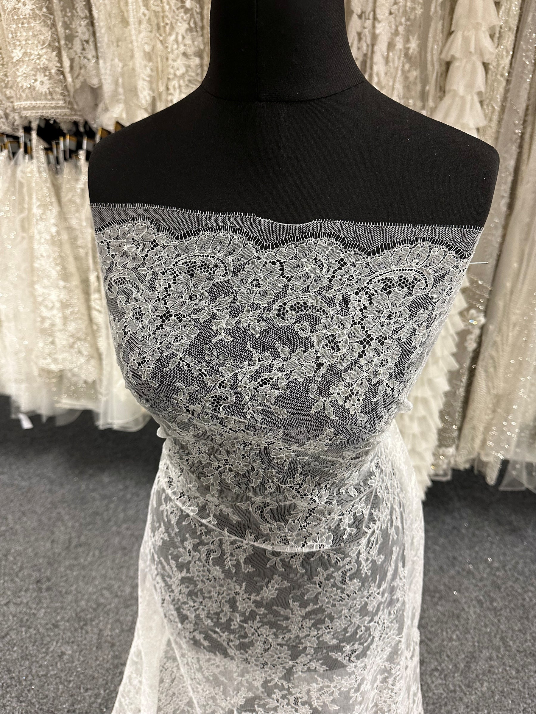 Elfenbeinfarbene Chantilly-Spitze – Diallo