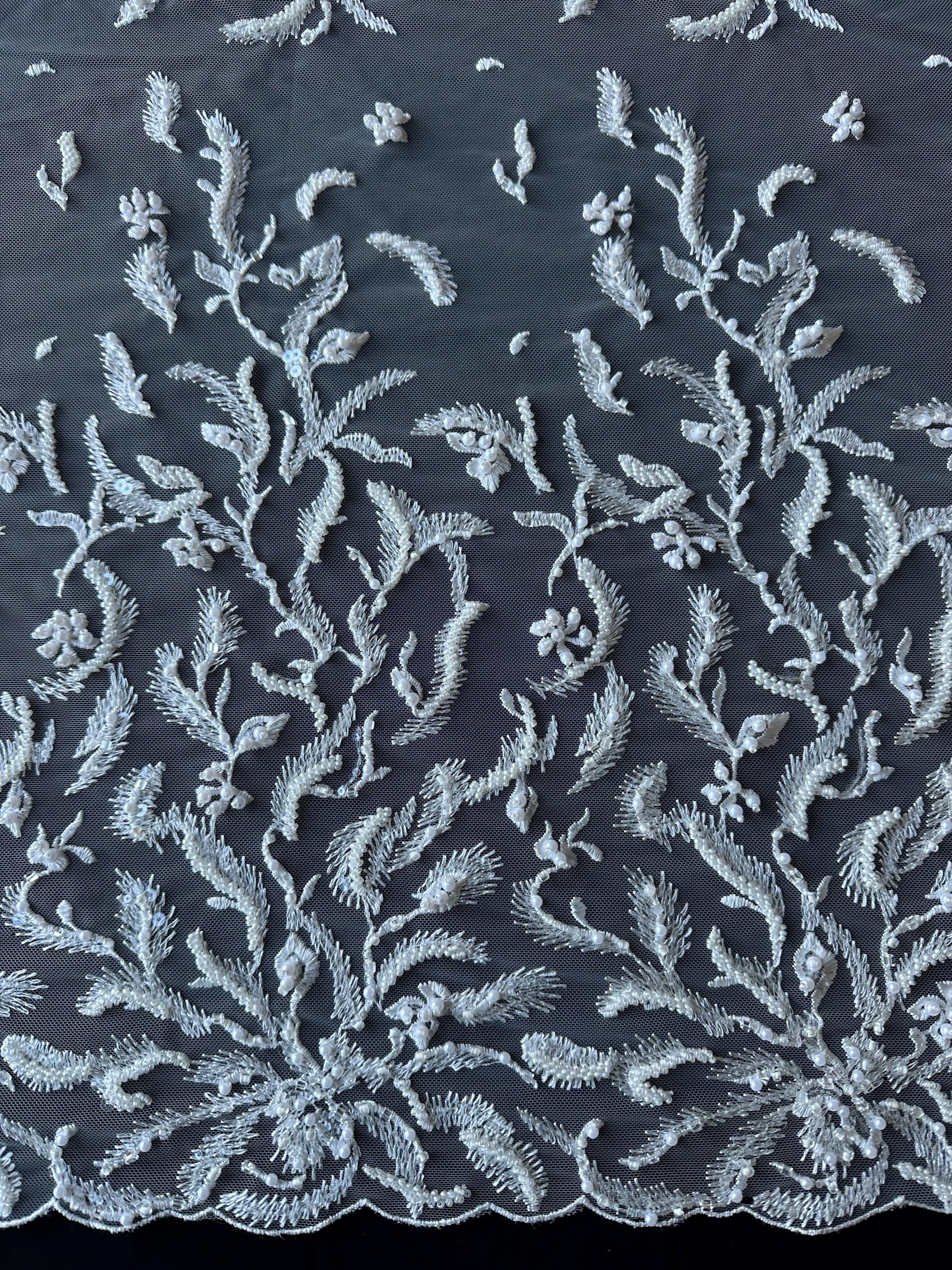 Kissen aus elfenbeinfarbener Perlenstickerei