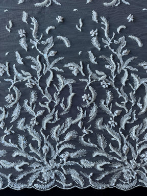 Kissen aus elfenbeinfarbener Perlenstickerei