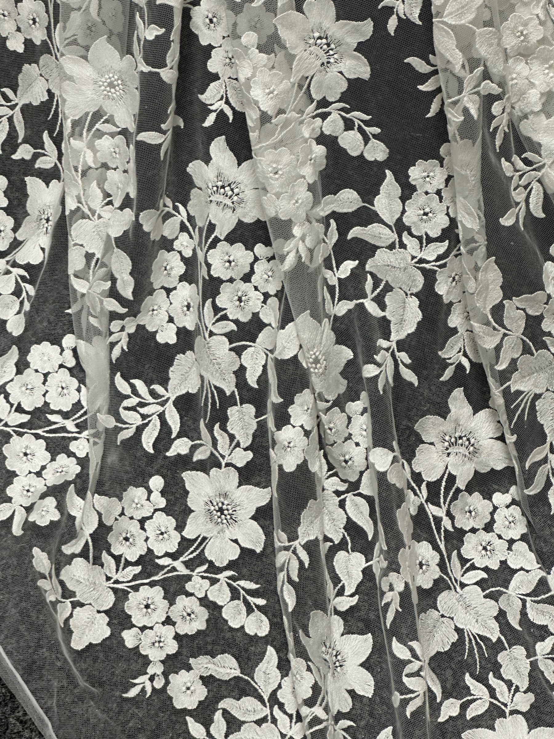 Elfenbeinfarbene bestickte Spitze - X579