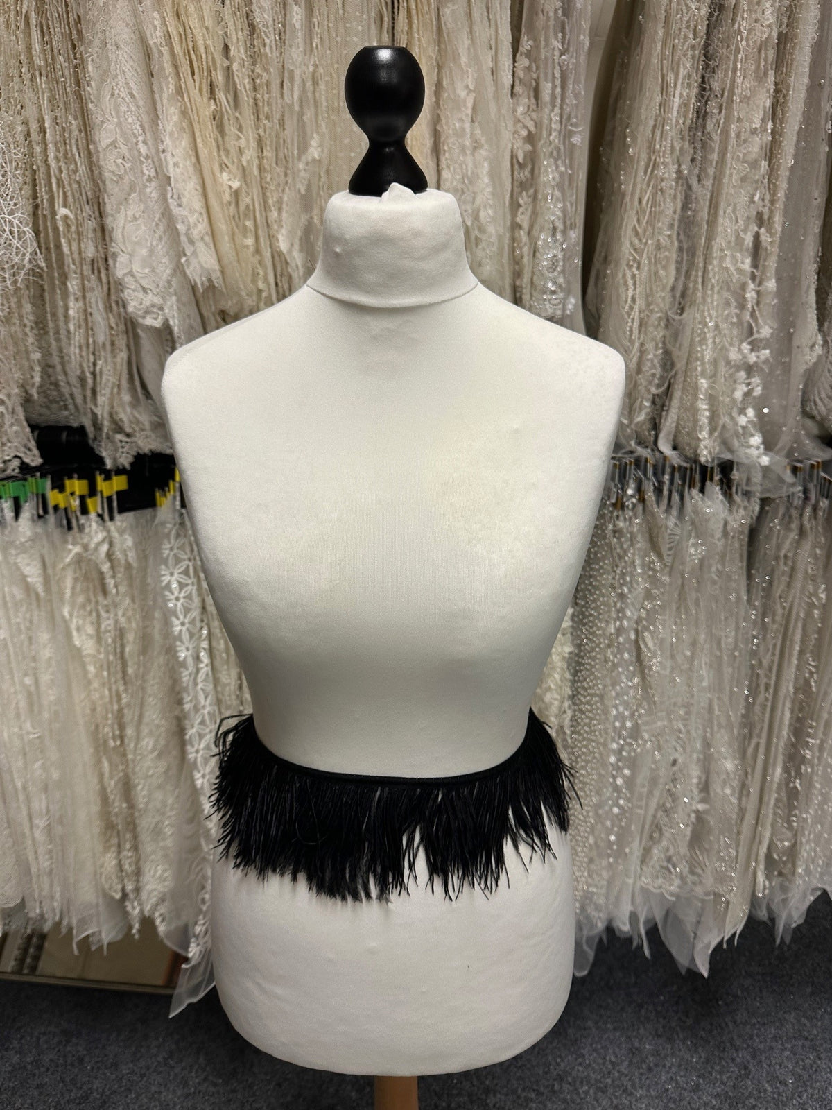 Schwarzer Federbesatz - Straußenfeder (CF)