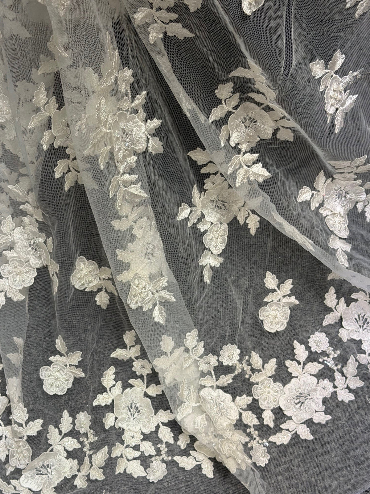 Elfenbeinfarbener, 3D-bestickter Tüll mit Perlen - EB1088