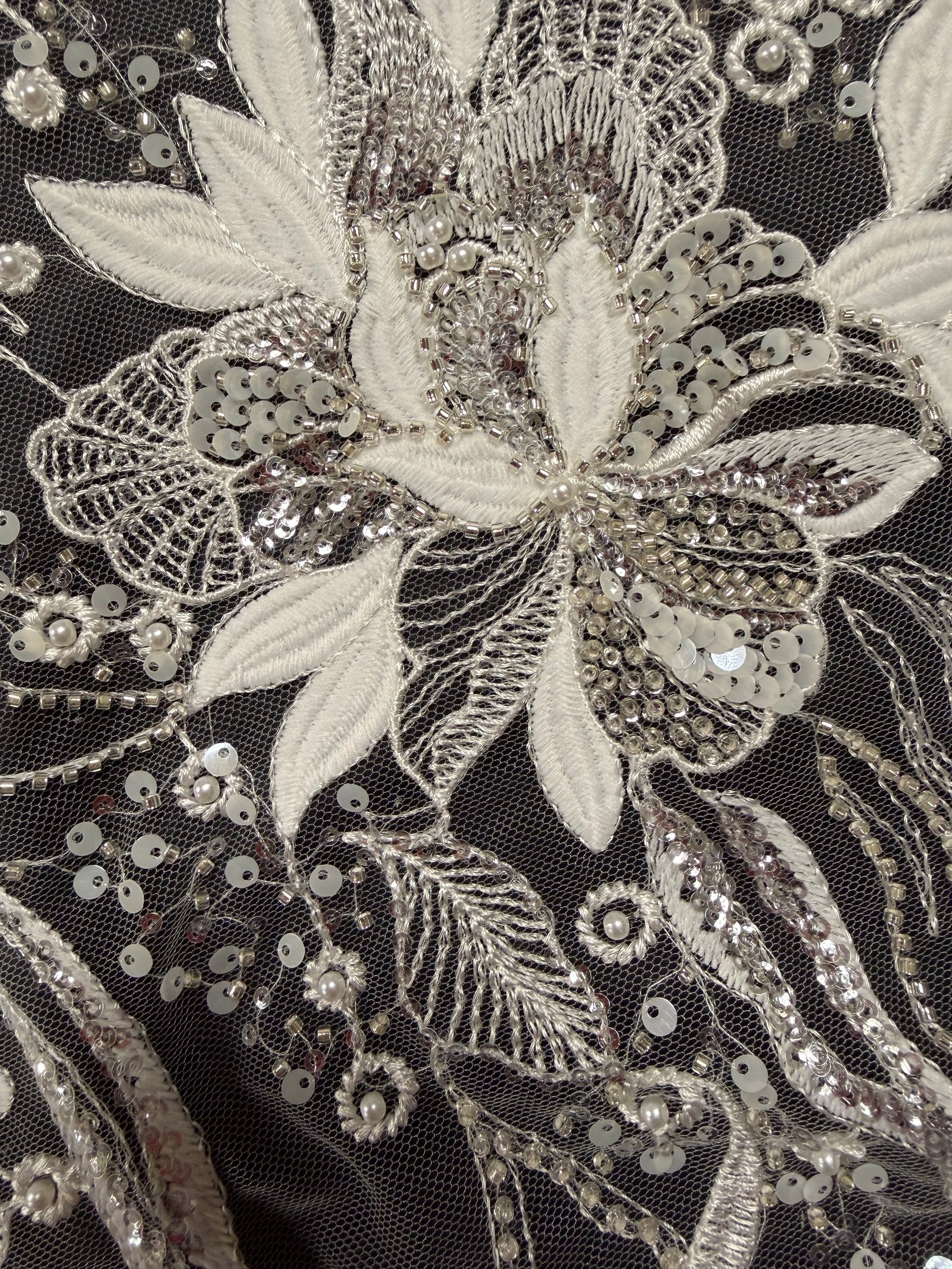 Elfenbein/Silber bestickter Perlen-Tüll – EB1098