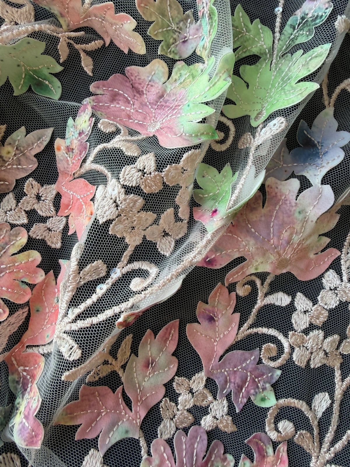 Elfenbeinfarbener/mehrfarbig bestickter Paillettentüll - EB3007