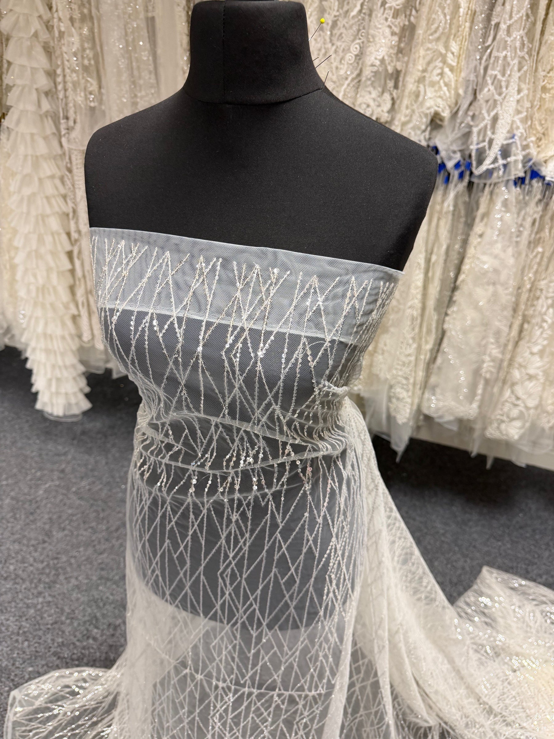 Geometrische Paillettenspitze in Elfenbein - EB3024