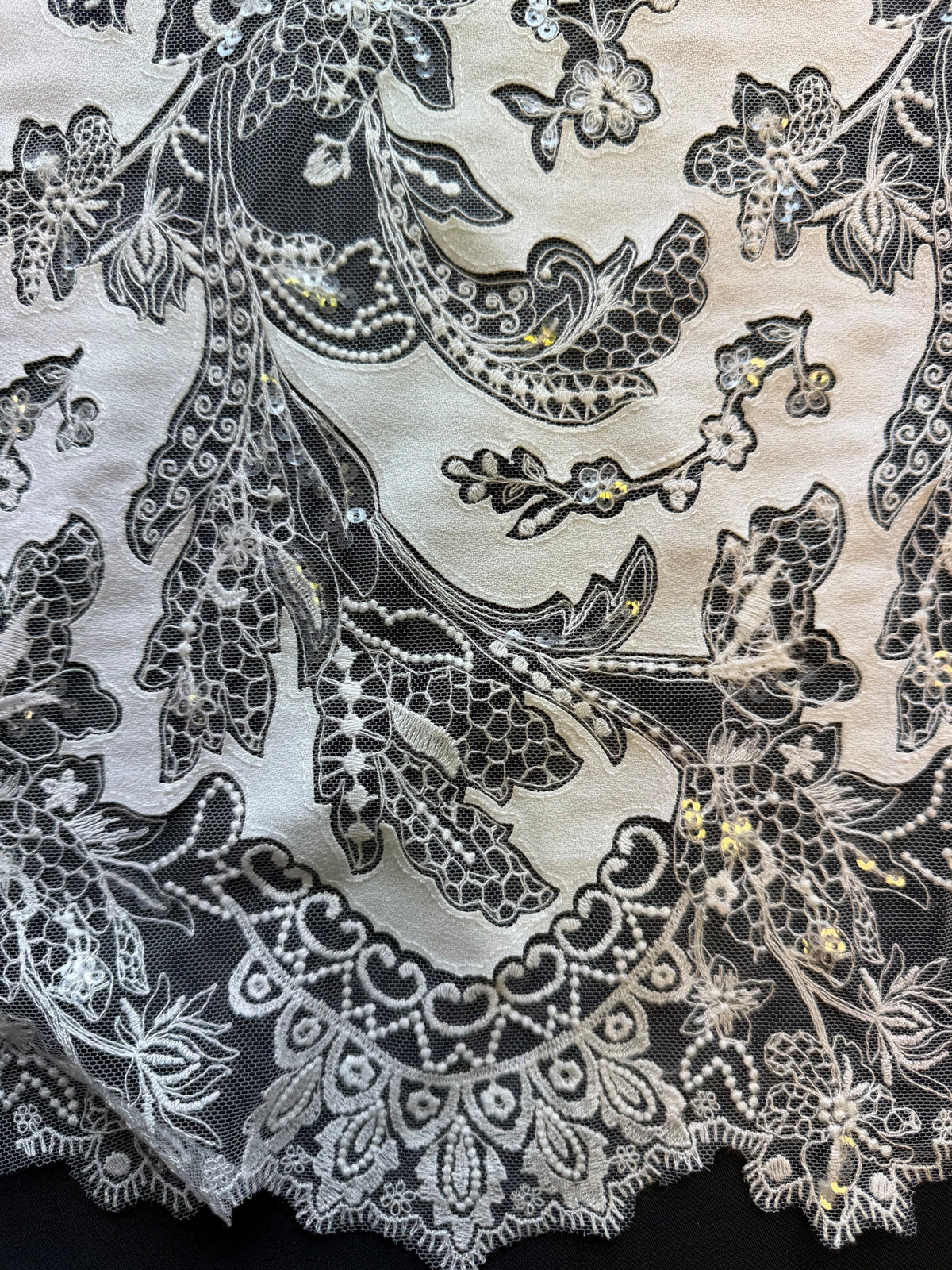 Elfenbeinfarbener Stoff mit verzierter Stickereispitze - EB3039