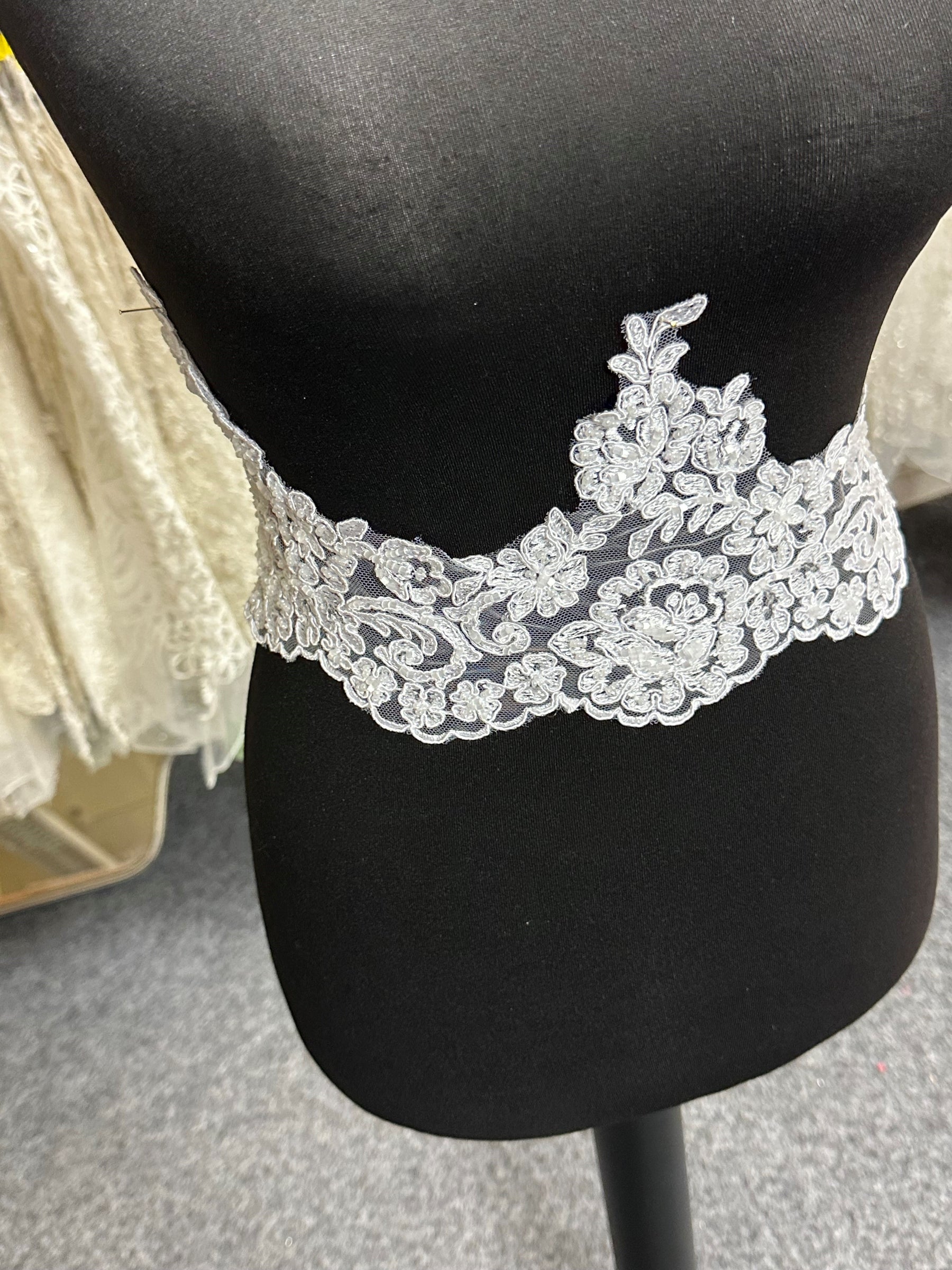 Weißer, perlen- und kordelbesetzter Spitzenbesatz - geräuschvoll