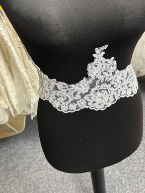 Weißer, perlen- und kordelbesetzter Spitzenbesatz - geräuschvoll