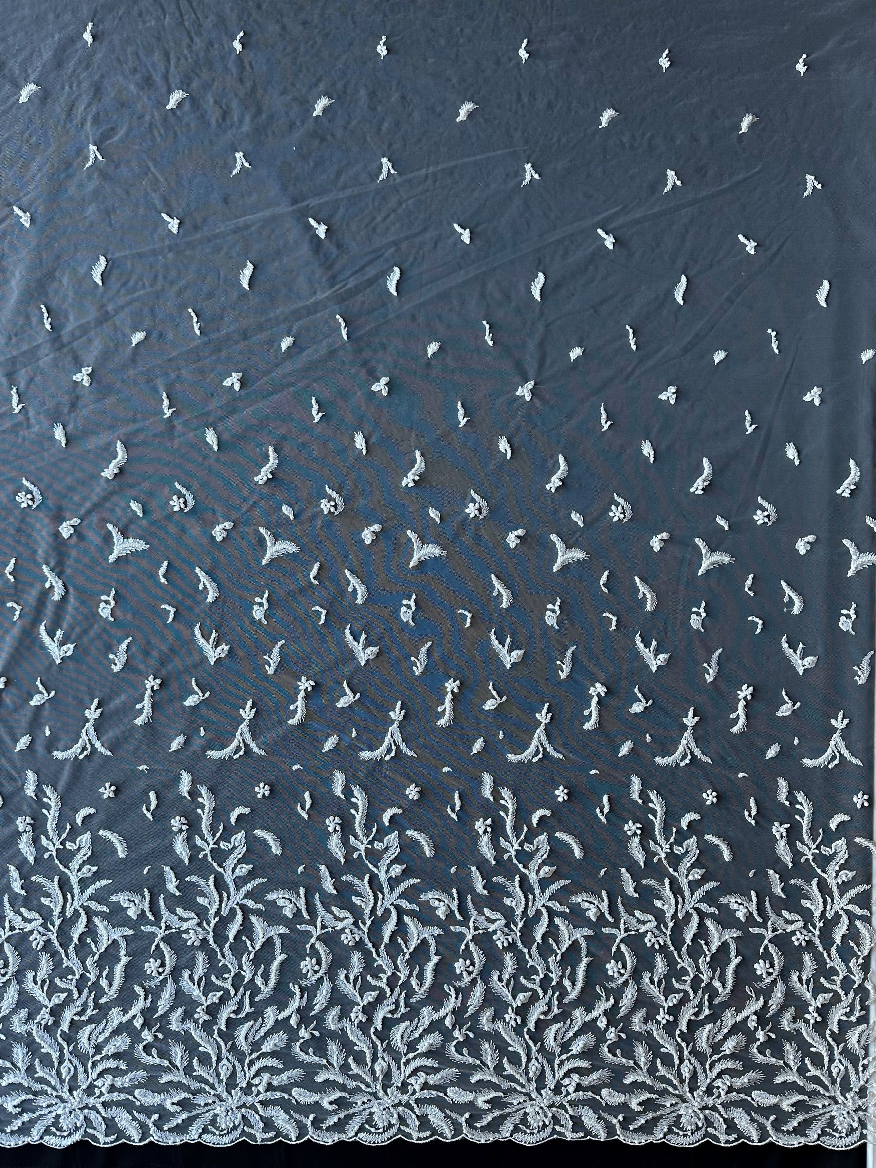 Kissen aus elfenbeinfarbener Perlenstickerei