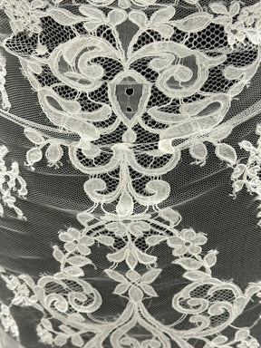 Elfenbeinfarbene, kordelbesetzte Chantilly-Spitze - Raleigh