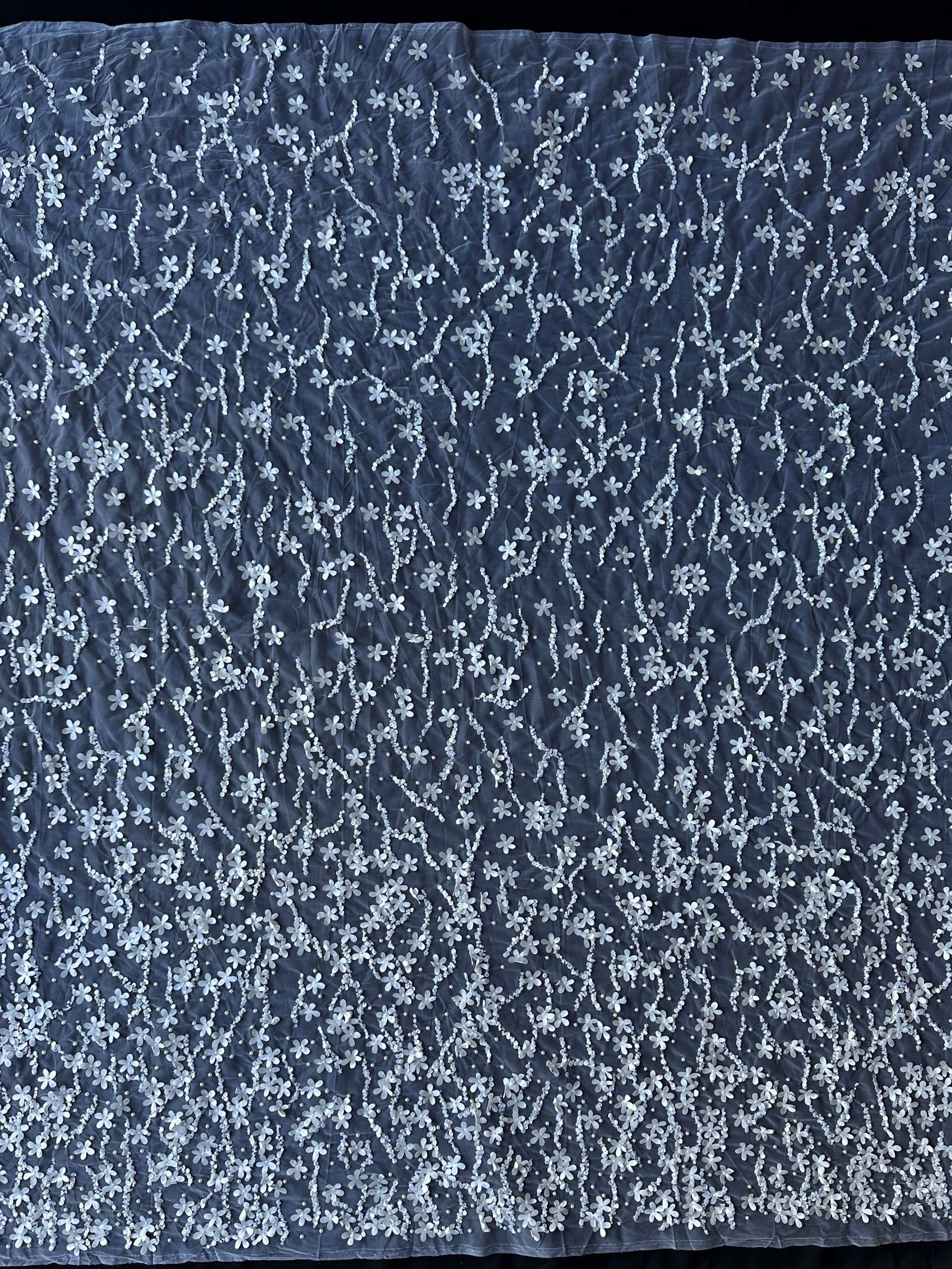 Elfenbeinfarbene, perlenbesetzte Laserspitze - Medaillon