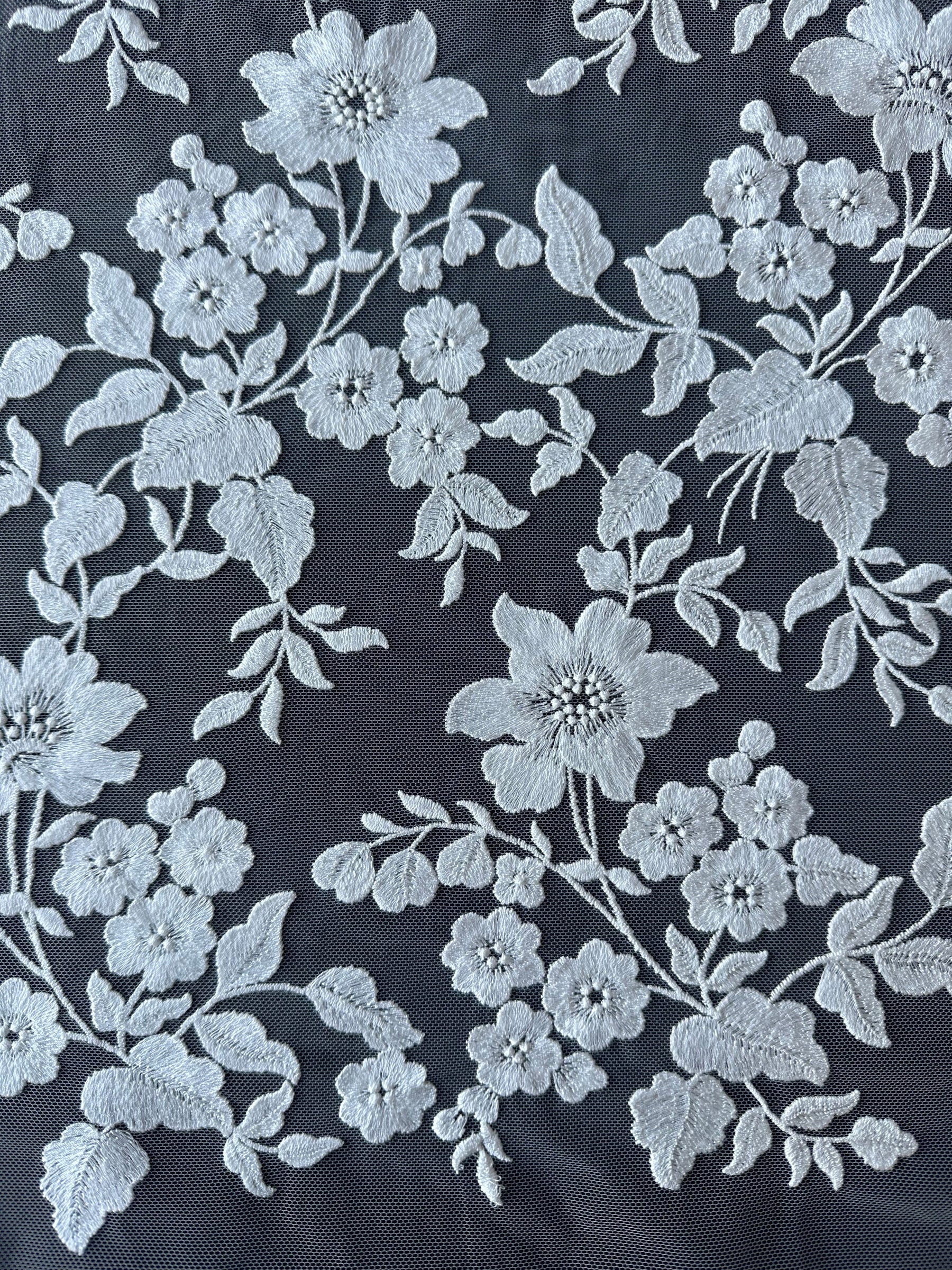 Elfenbeinfarbene bestickte Spitze - X579