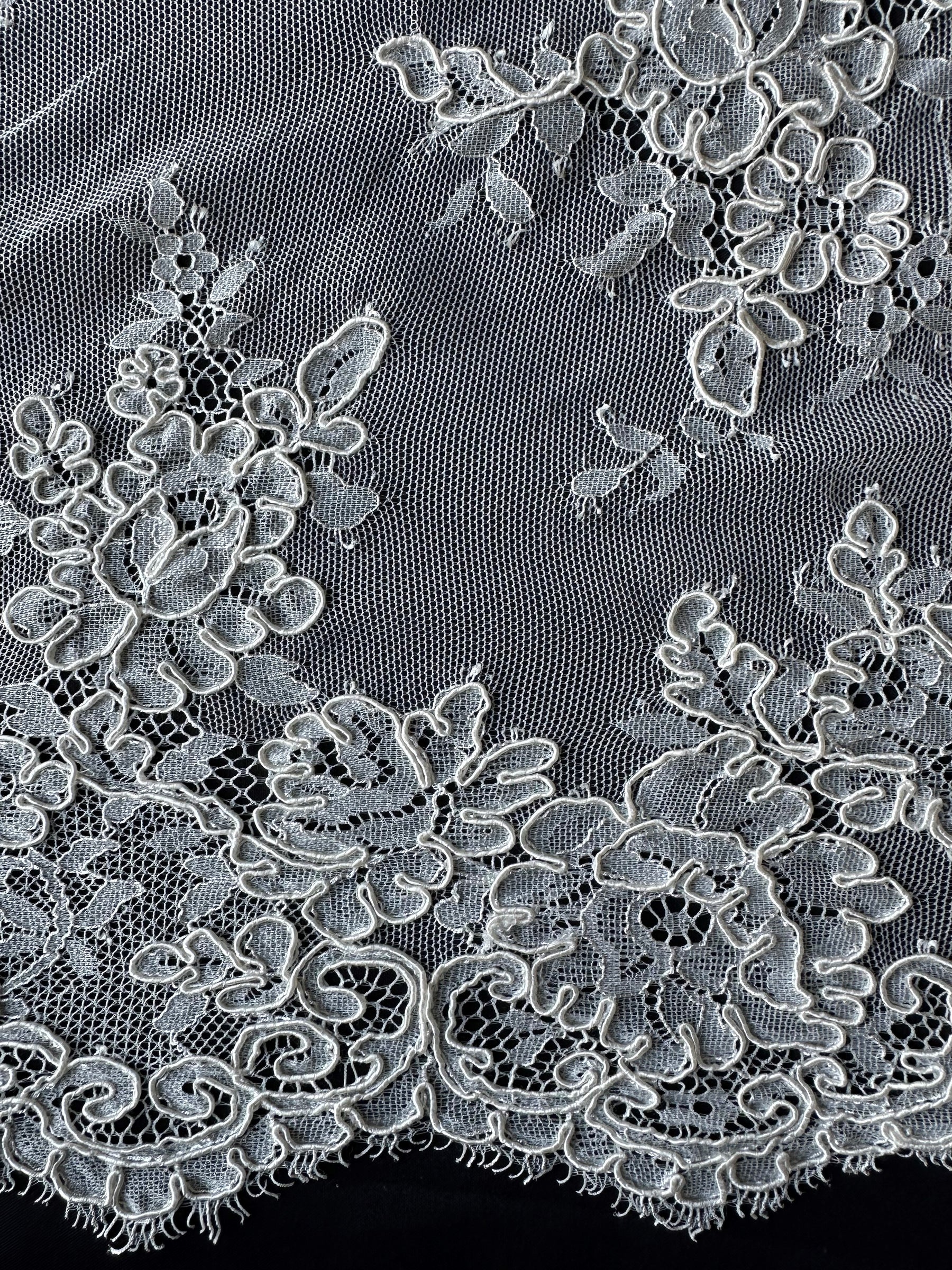 Elfenbeinfarbene Kordelspitze – Lehrer