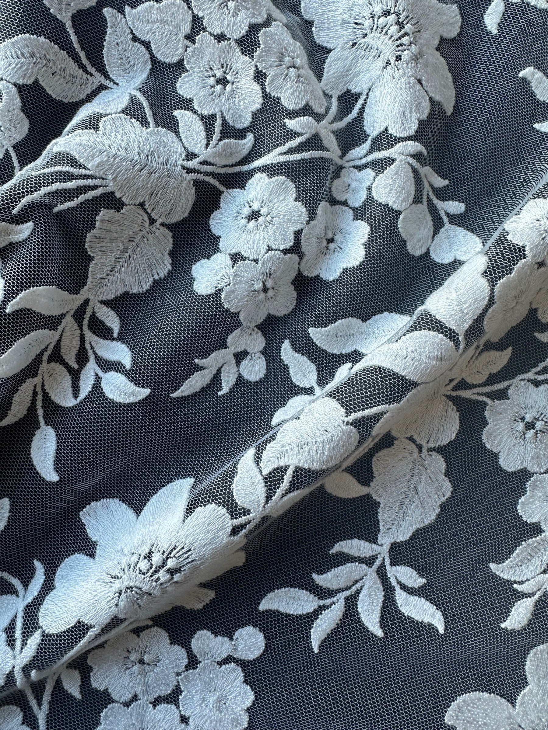 Elfenbeinfarbene bestickte Spitze - X579