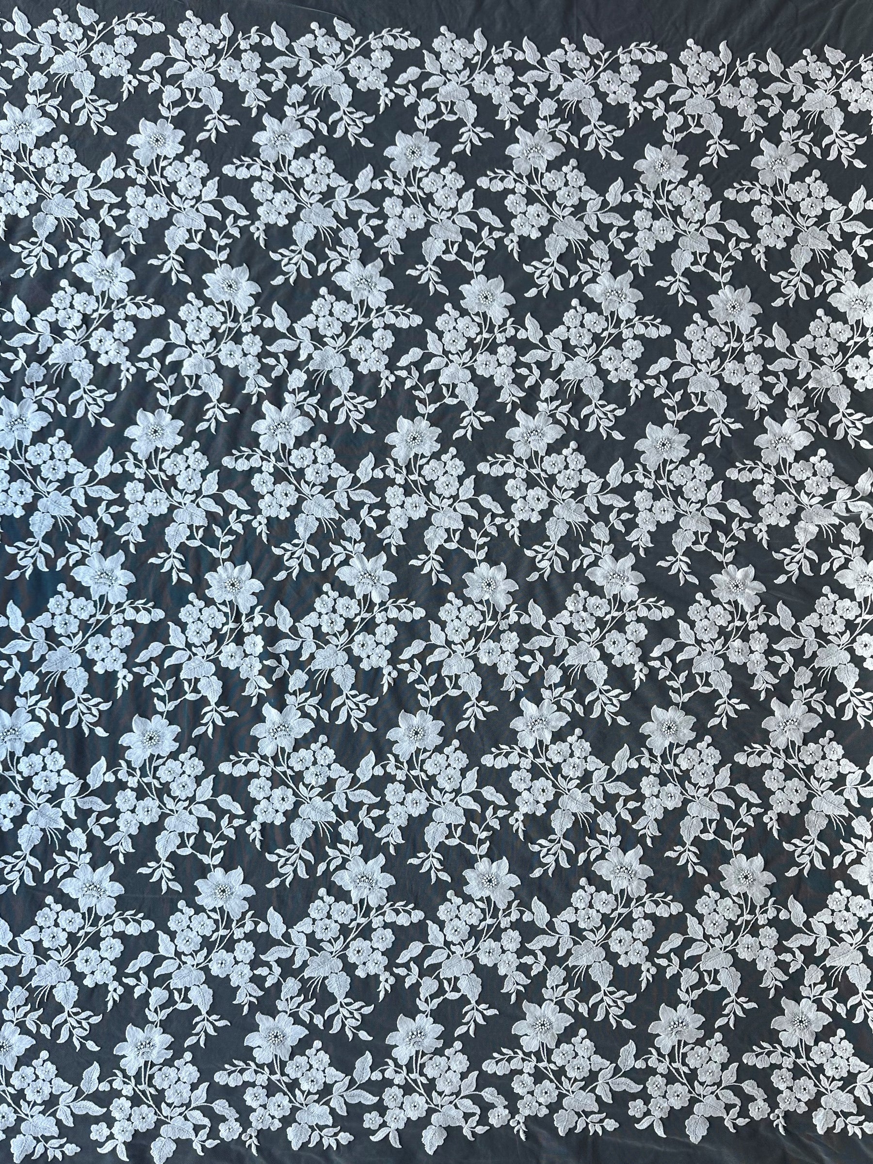 Elfenbeinfarbene bestickte Spitze - X579