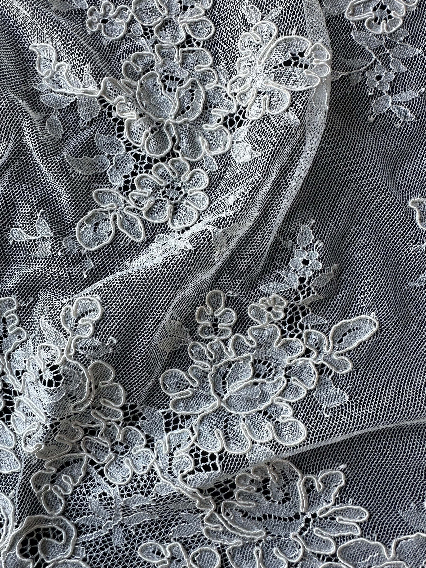 Elfenbeinfarbene Kordelspitze – Lehrer