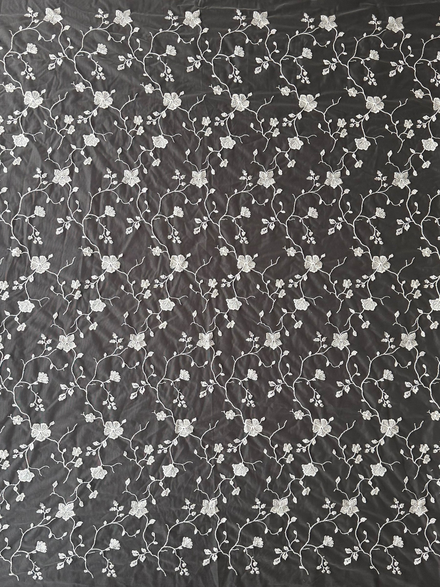 Elfenbeinfarbene französische Stickspitze - Layne