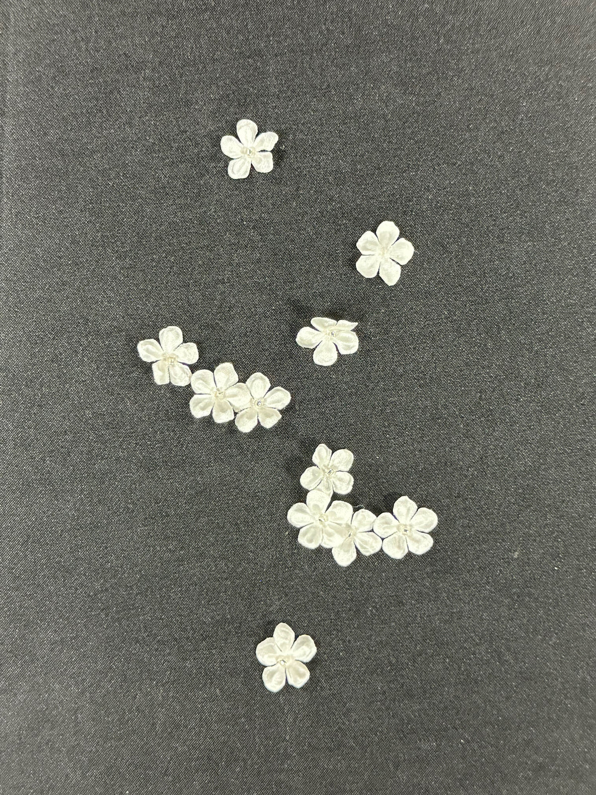 Blass elfenbeinfarbene Satinblumen - M14 (Beutel mit 144 Stück)