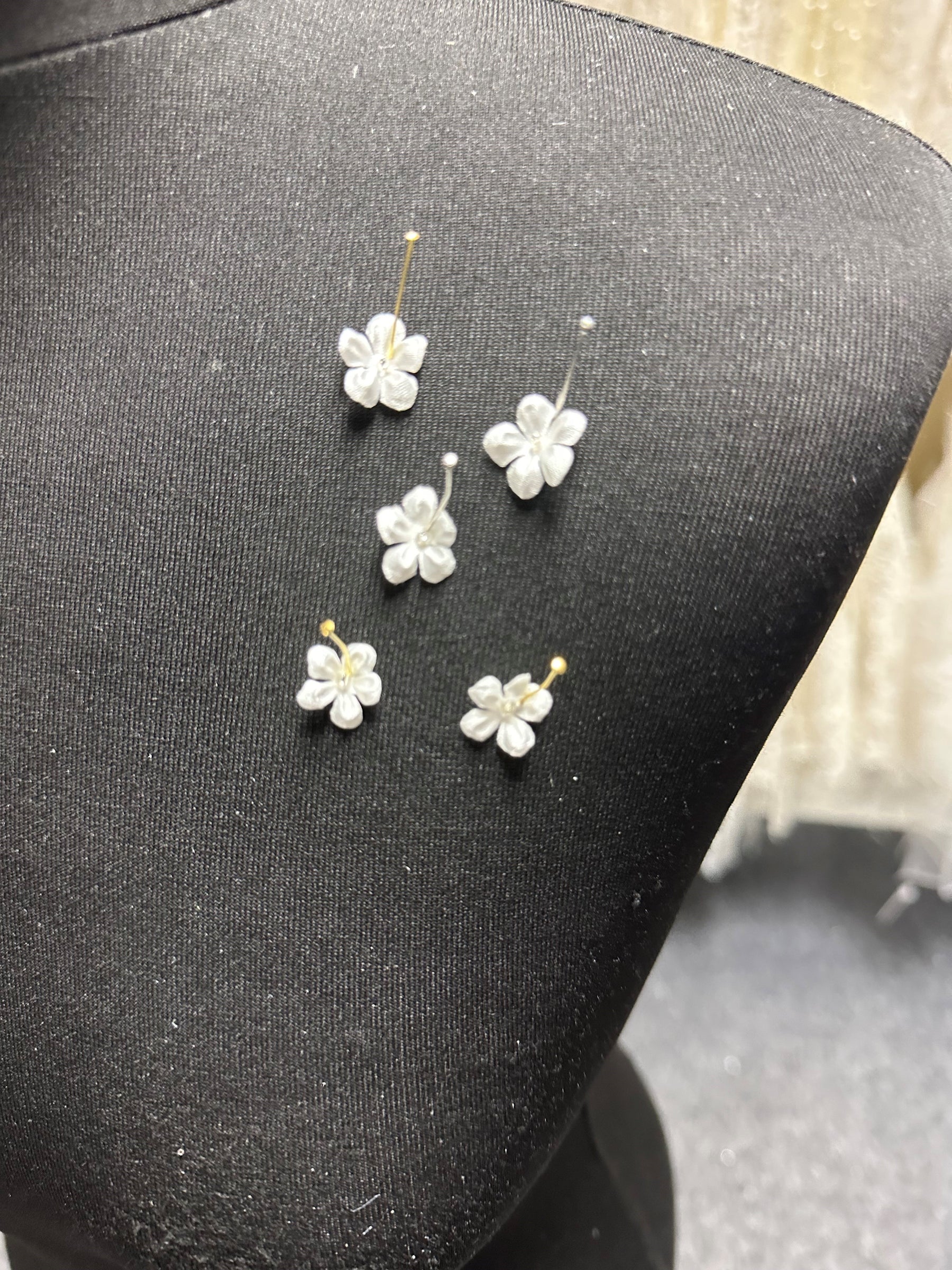 Blass elfenbeinfarbene Satinblumen - M14 (Beutel mit 144 Stück)