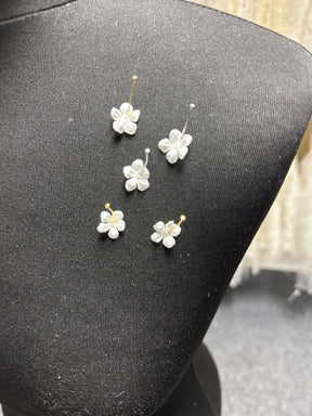 Blass elfenbeinfarbene Satinblumen - M14 (Beutel mit 144 Stück)