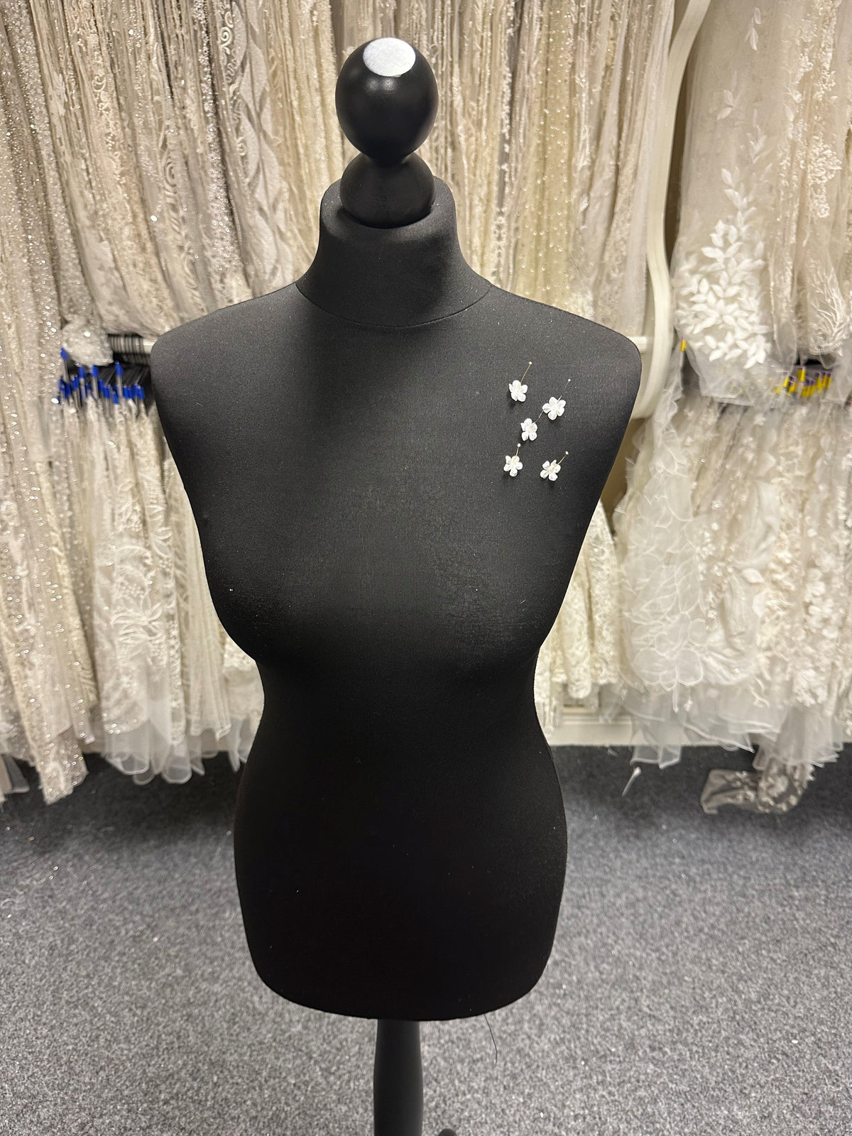 Blass elfenbeinfarbene Satinblumen - M14 (Beutel mit 144 Stück)