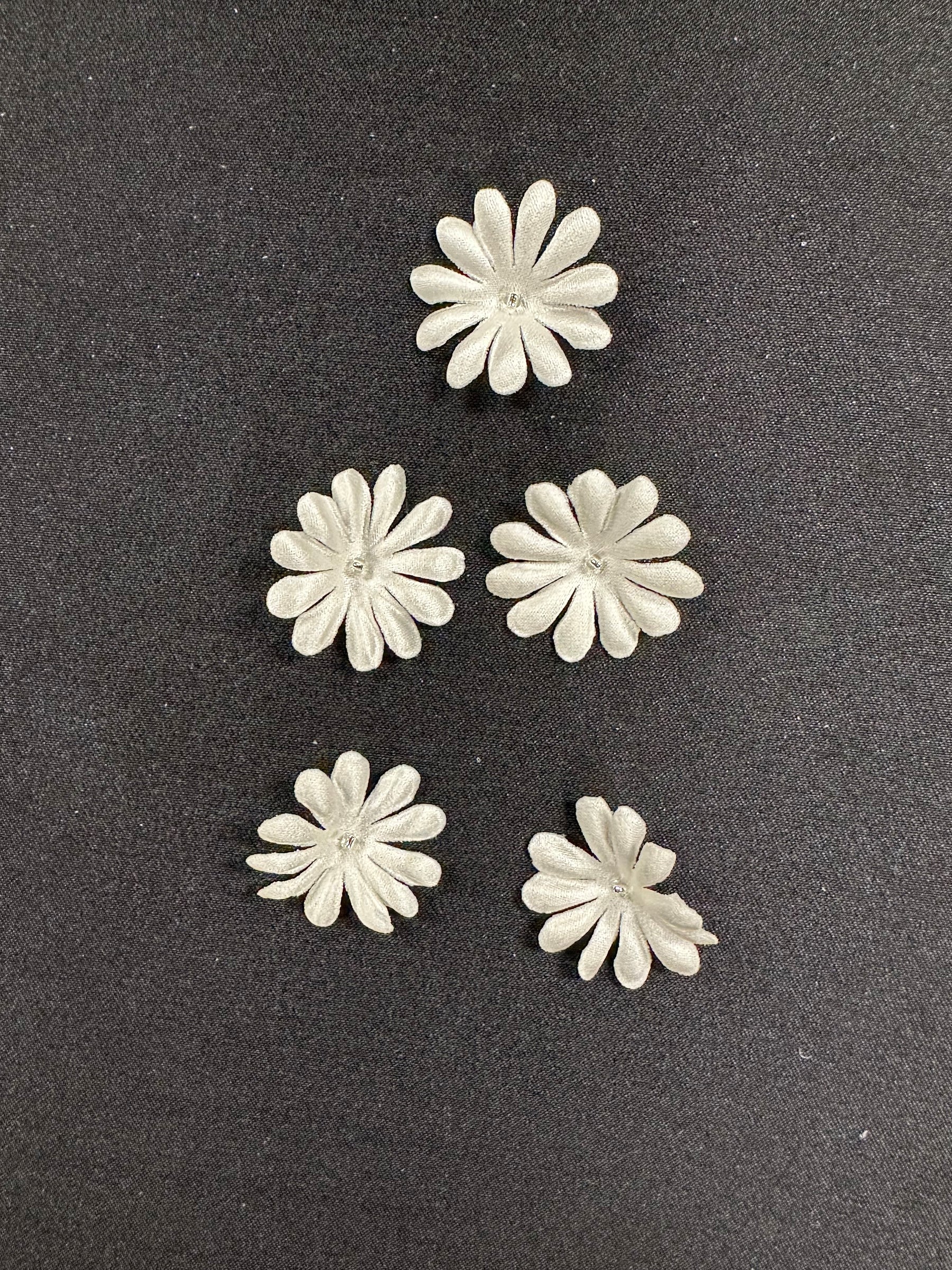 Dunkelelfenbeinfarbene, lasergeschnittene Blumen - M15 (Beutel mit 144 Stück)