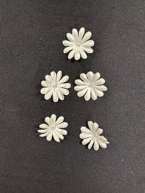 Dunkelelfenbeinfarbene, lasergeschnittene Blumen - M15 (Beutel mit 144 Stück)