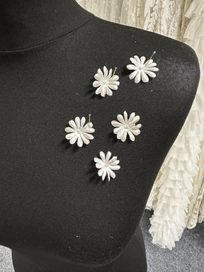 Dunkelelfenbeinfarbene, lasergeschnittene Blumen - M15 (Beutel mit 144 Stück)
