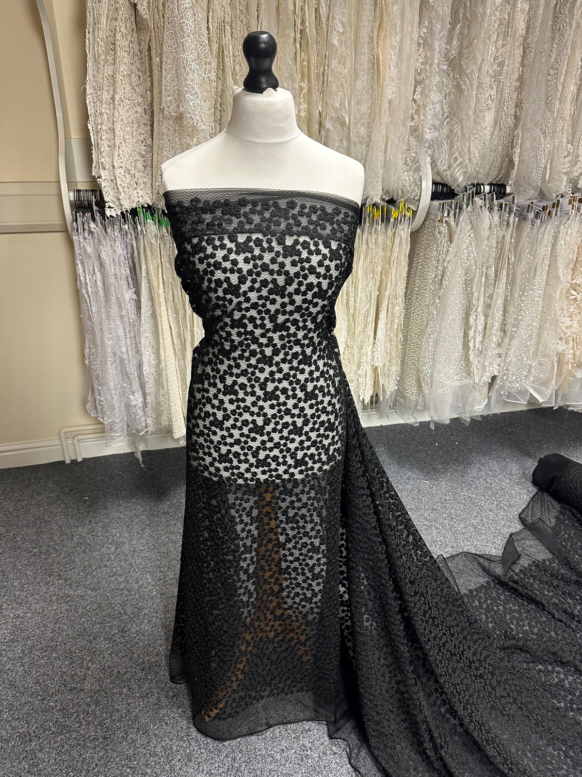 Schwarze bestickte Blumenspitze - Madcap