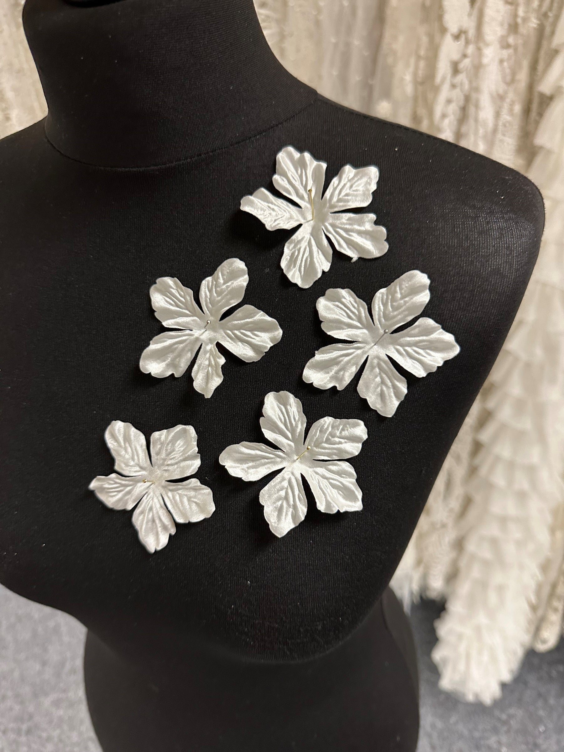 Elfenbeinfarbene Eco-Satinblumen - MM0037 (Beutel mit 144 Stück)