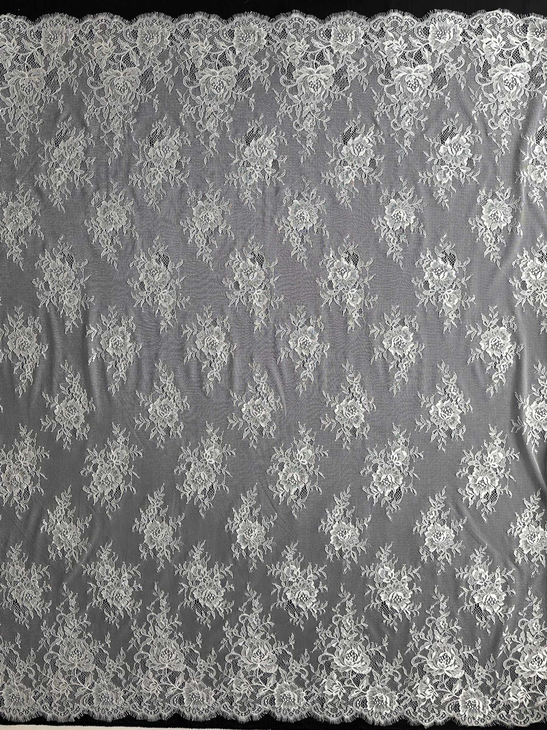 Elfenbeinfarbene Raschelspitze - P195