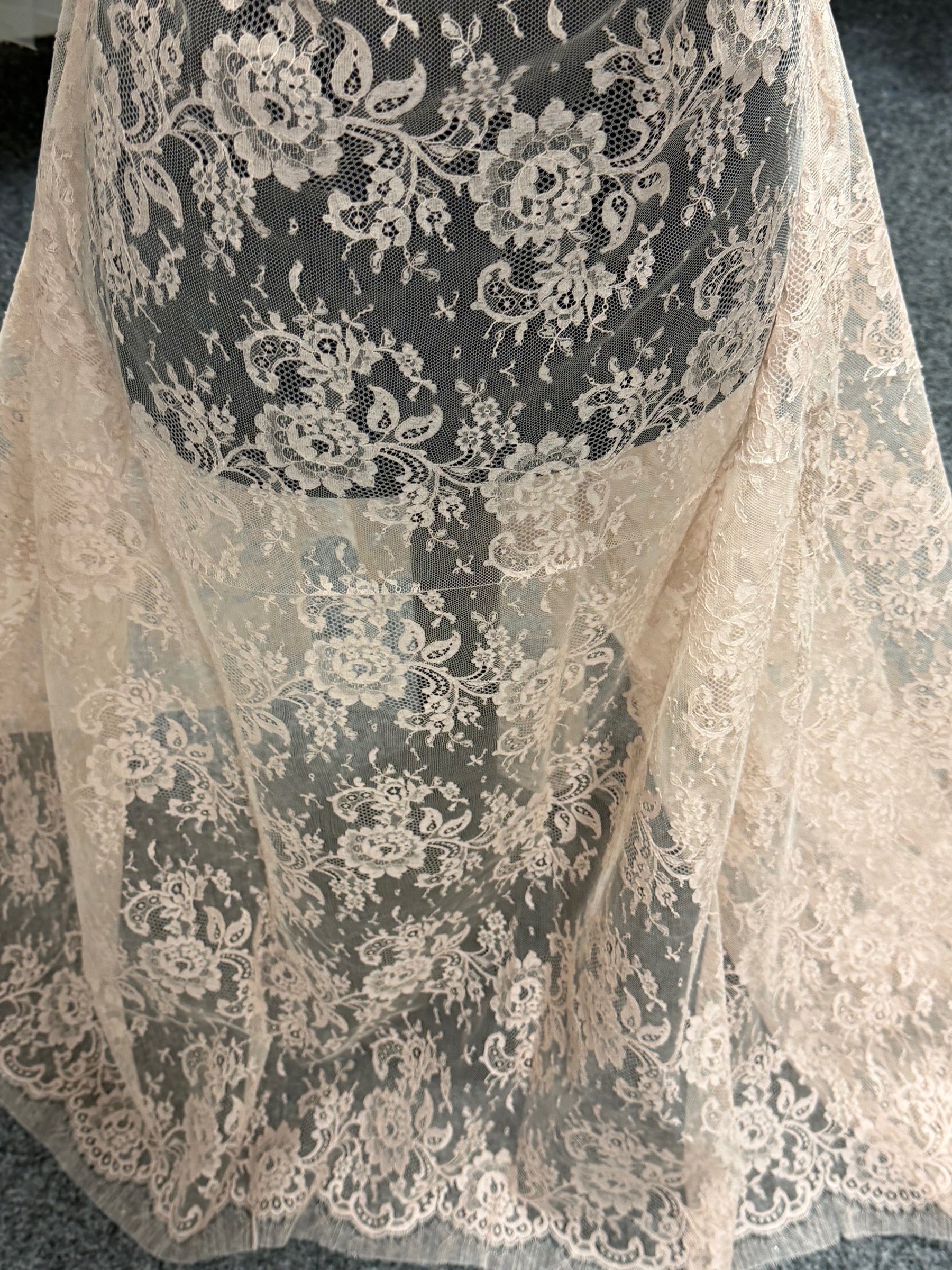 Dunkelrosa Chantilly-Spitze - P205 