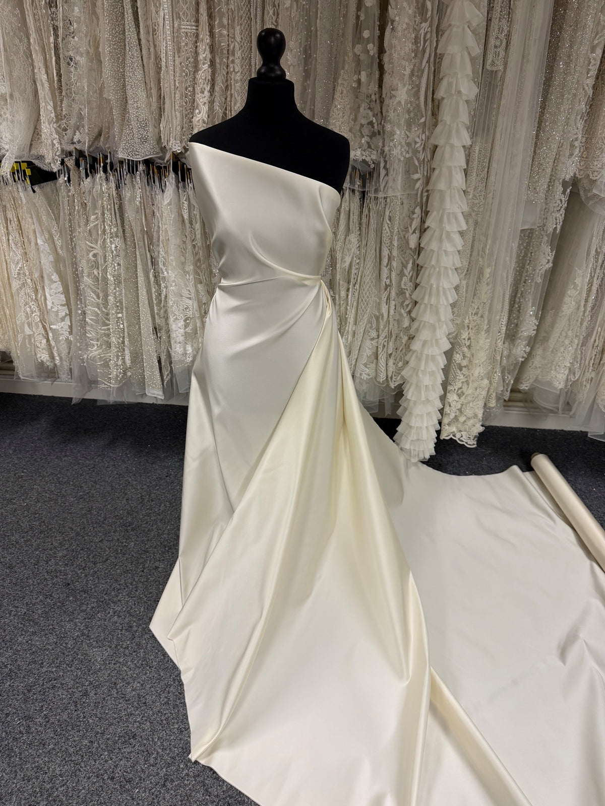 Peau de Soie aus elfenbeinfarbener Seide – Parade