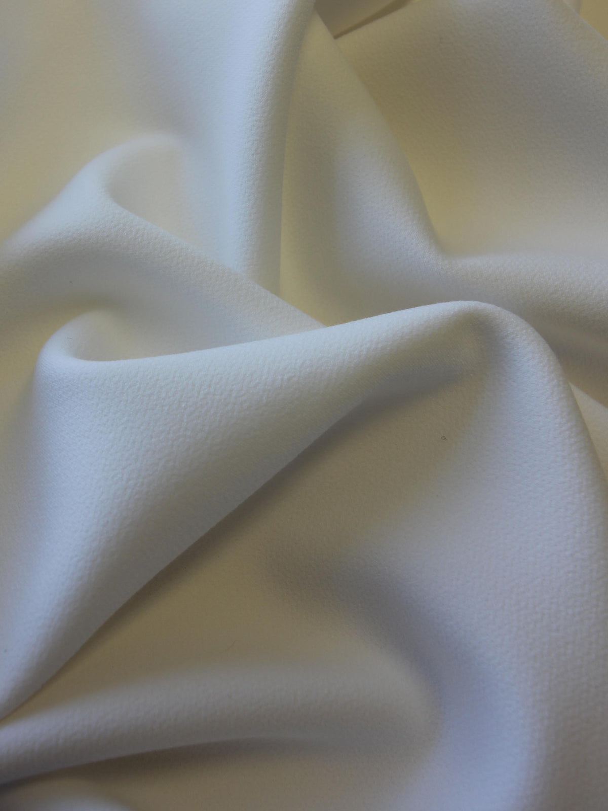 Weißer schwerer Polyester-Krepp – Pamper