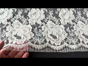 Elfenbeinfarbene Chantilly-Spitze - P180