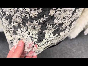 Elfenbeinfarbene French-Chantilly-Borte mit Perlen und Pailletten - T268