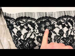 Schwarze Chantilly-Spitze mit Perlenbesatz – P361